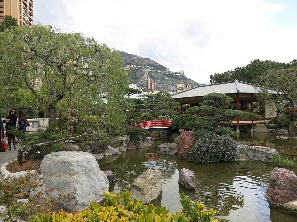 Japanese garden Monaco (pond and bridge)